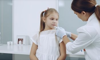 Ar trebui să primească adolescentul tău vaccinul COVID?