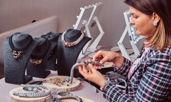 Cum să evidențiezi bijuteriile și accesoriile: Trucuri de stil