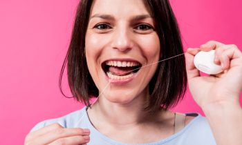 Este bine să înlocuim scobitorile cu ața dentară?